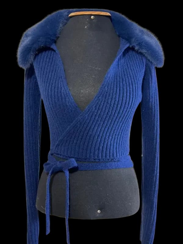Cardigan Cropped com Gola de Pelúcia