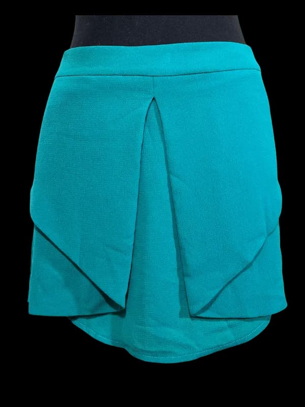 Shorts-saia verde esmeralda com prega frontal