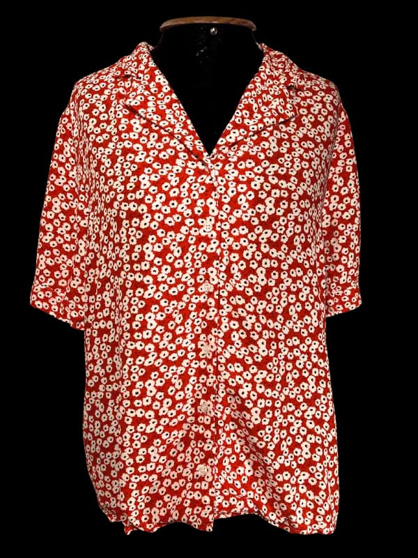 Camisa floral vermelha e branca